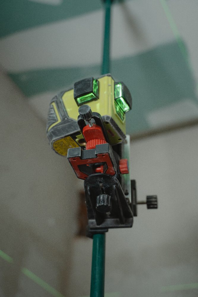 Kalibracja niwelatora laserowego – jak sprawdzić dokładność i kiedy oddać sprzęt do serwisu?